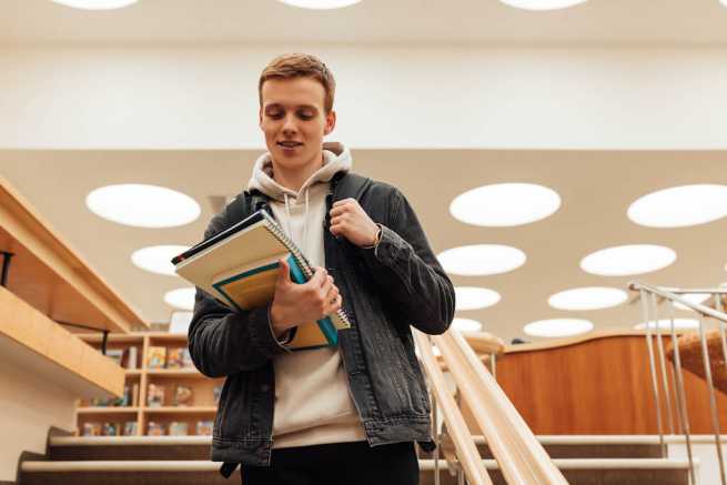 Czy rodzic musi łożyć na pełnoletniego syna, który kontynuuje naukę na studiach doktoranckich?